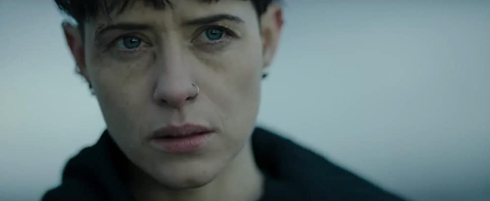 蜘蛛の巣を払う女の画像