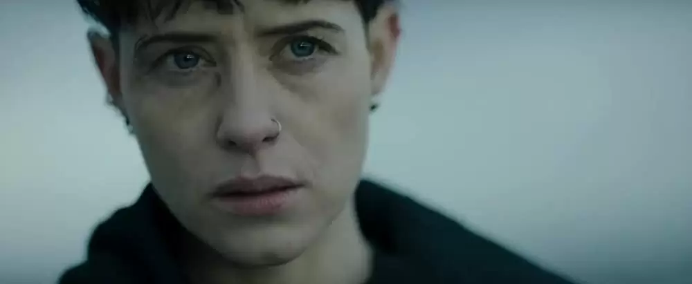 蜘蛛の巣を払う女の画像