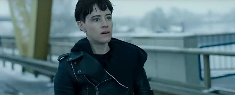 蜘蛛の巣を払う女の画像