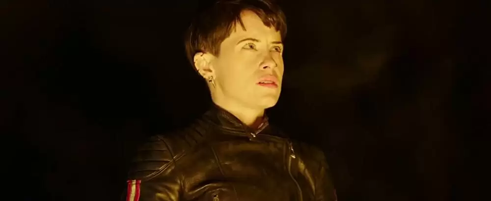 蜘蛛の巣を払う女の画像