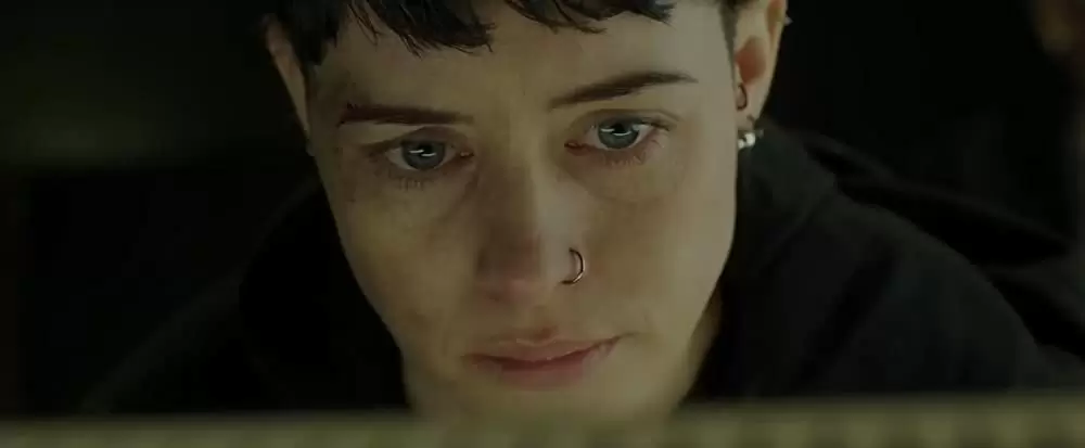 蜘蛛の巣を払う女の画像