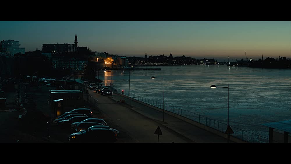 蜘蛛の巣を払う女の画像