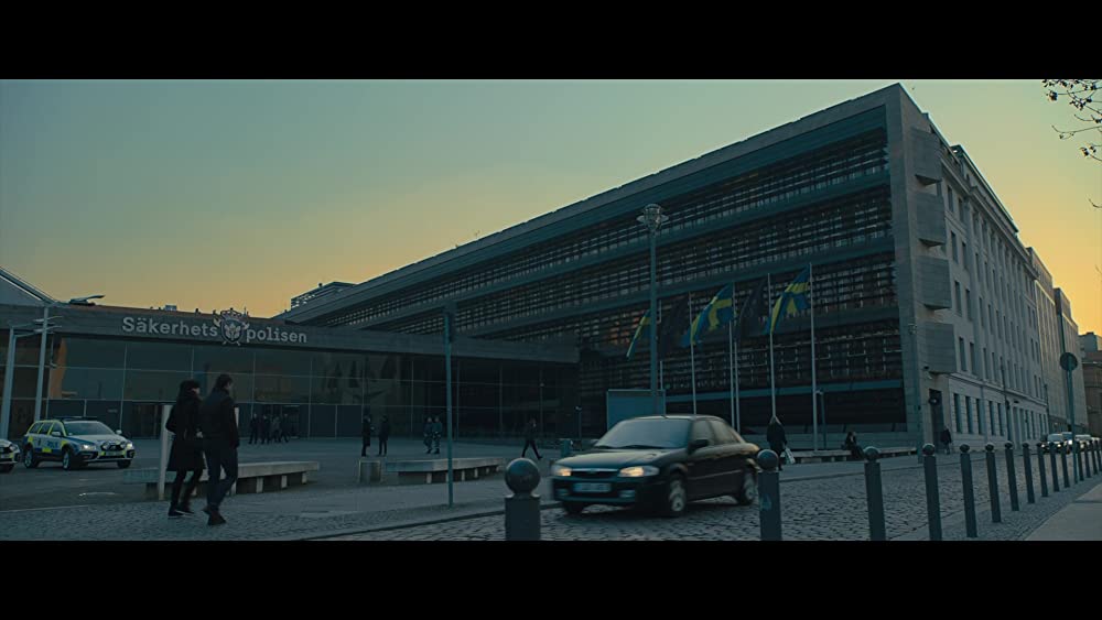 蜘蛛の巣を払う女の画像