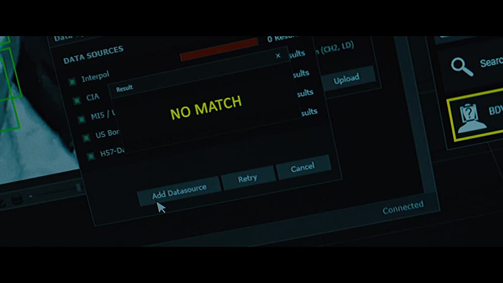 蜘蛛の巣を払う女の画像