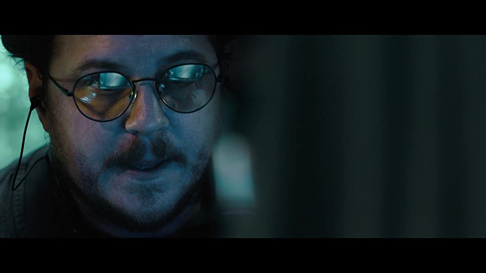 蜘蛛の巣を払う女の画像