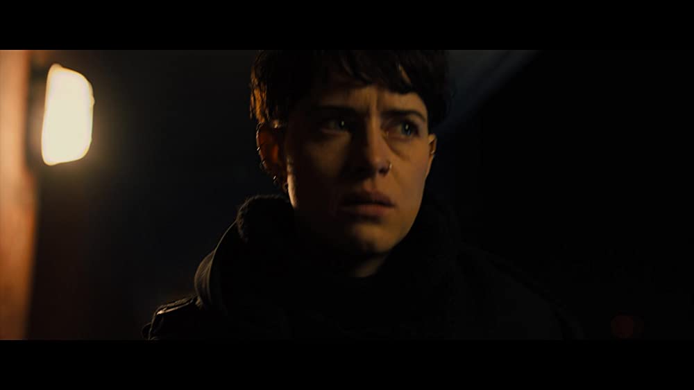 蜘蛛の巣を払う女の画像