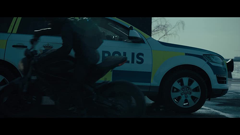 蜘蛛の巣を払う女の画像