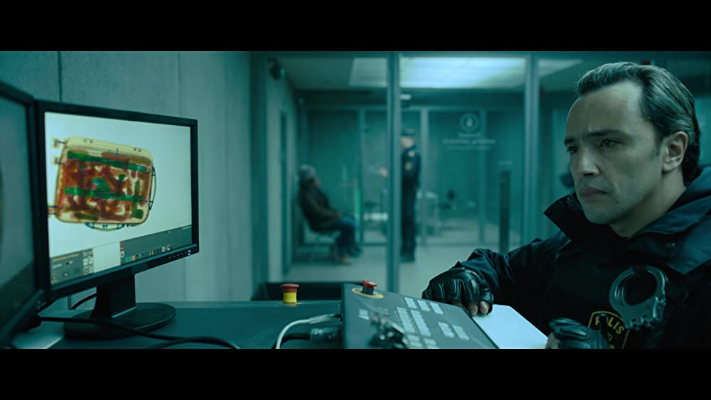 蜘蛛の巣を払う女の画像