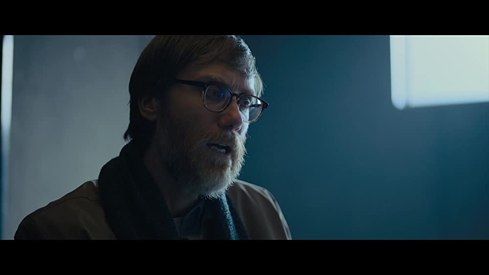 蜘蛛の巣を払う女の画像