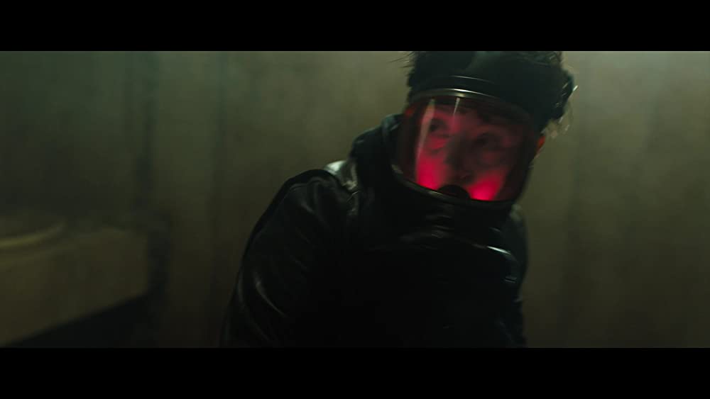 蜘蛛の巣を払う女の画像