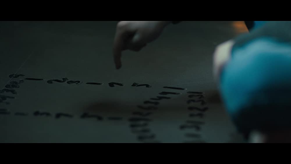 蜘蛛の巣を払う女の画像