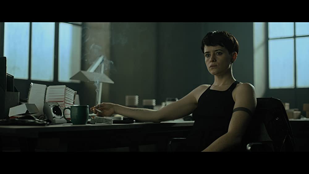 蜘蛛の巣を払う女の画像