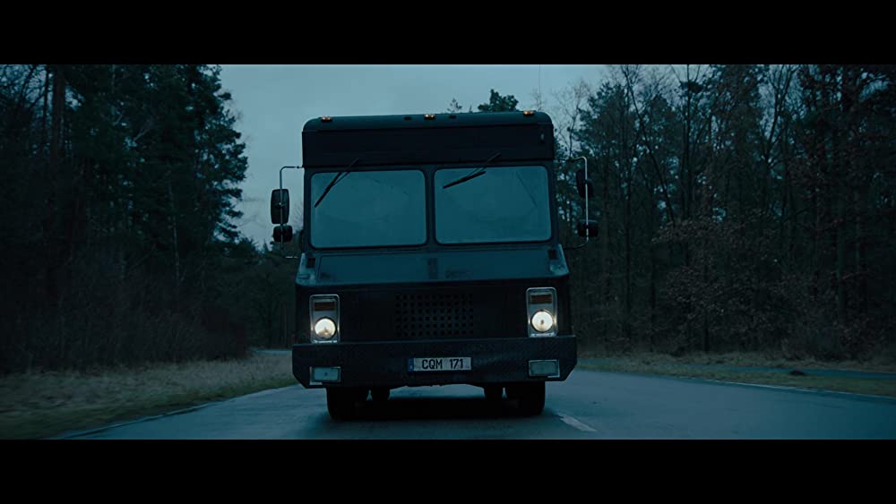 蜘蛛の巣を払う女の画像