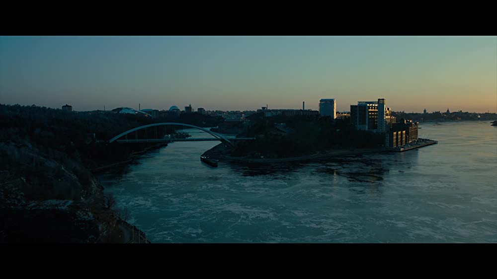 蜘蛛の巣を払う女の画像