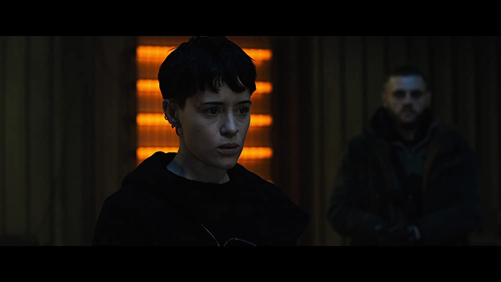 蜘蛛の巣を払う女の画像