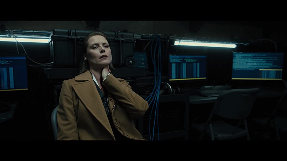 蜘蛛の巣を払う女の画像