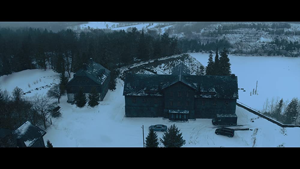 蜘蛛の巣を払う女の画像