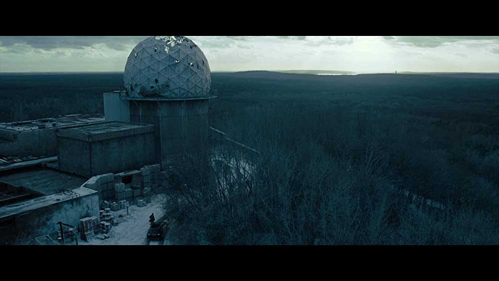 蜘蛛の巣を払う女の画像