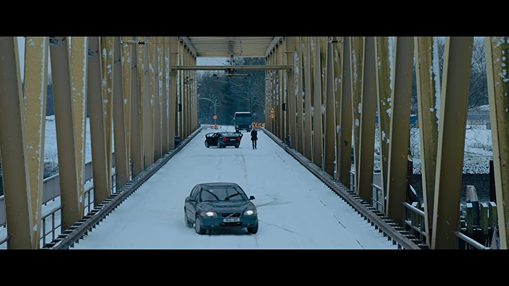 蜘蛛の巣を払う女の画像