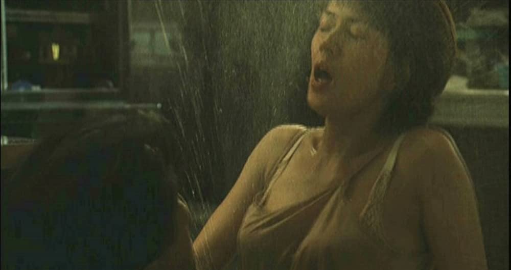 赤い橋の下のぬるい水の画像