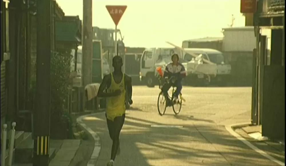 赤い橋の下のぬるい水の画像