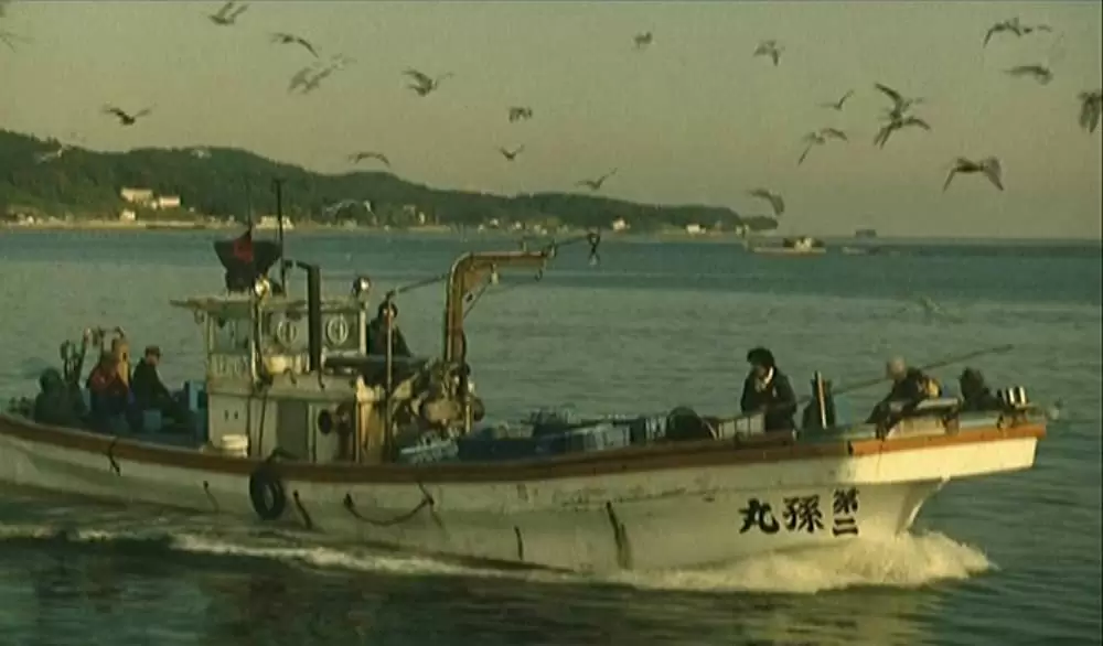 赤い橋の下のぬるい水の画像