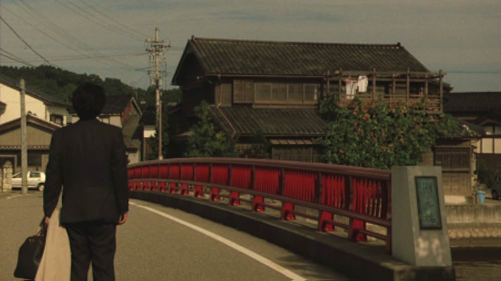 赤い橋の下のぬるい水の画像