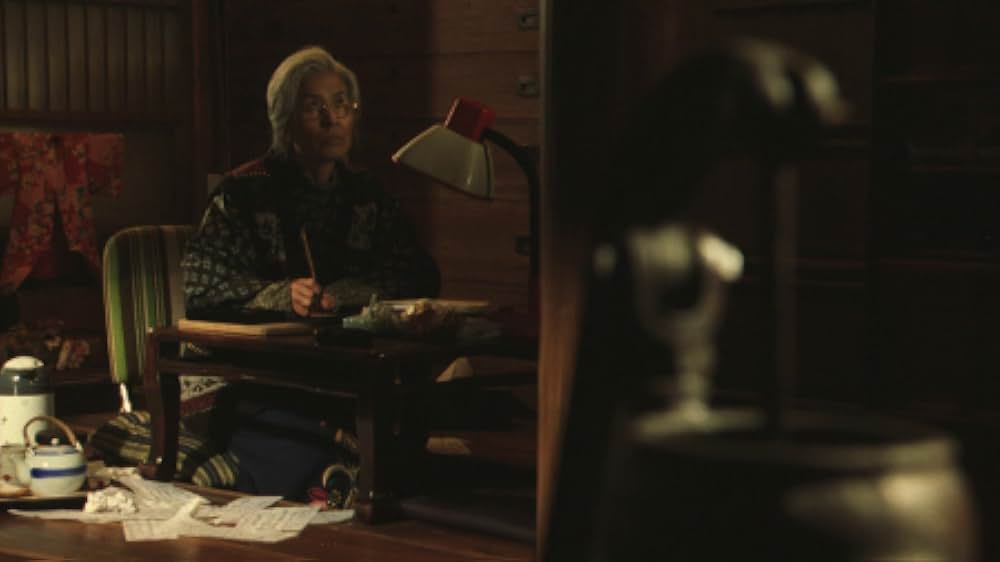 赤い橋の下のぬるい水の画像