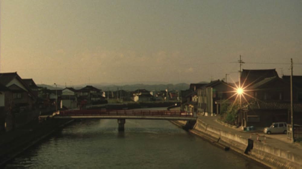 赤い橋の下のぬるい水の画像