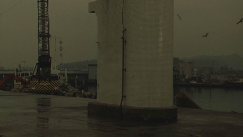 赤い橋の下のぬるい水の画像