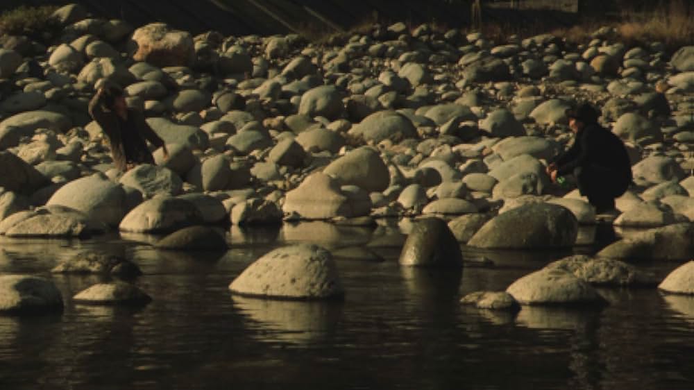 赤い橋の下のぬるい水の画像