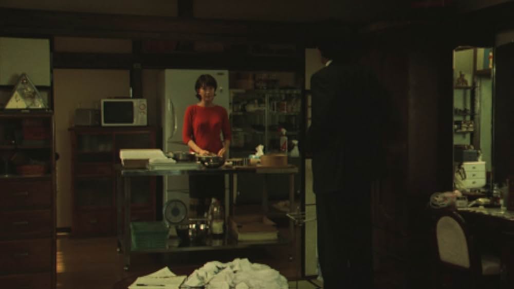 赤い橋の下のぬるい水の画像