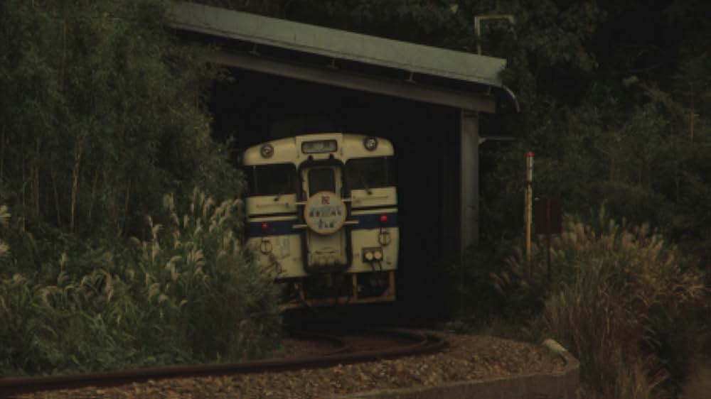 赤い橋の下のぬるい水の画像