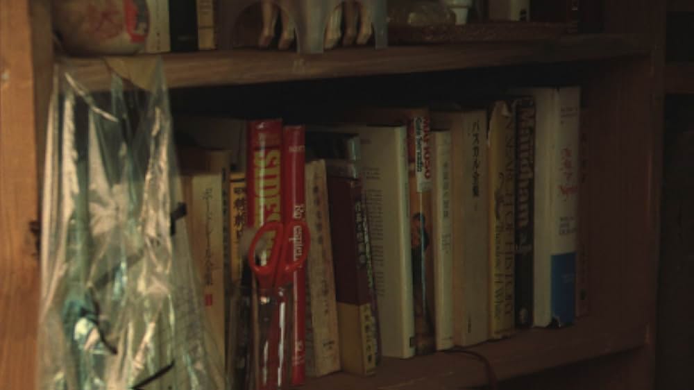 赤い橋の下のぬるい水の画像