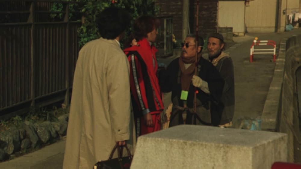 赤い橋の下のぬるい水の画像