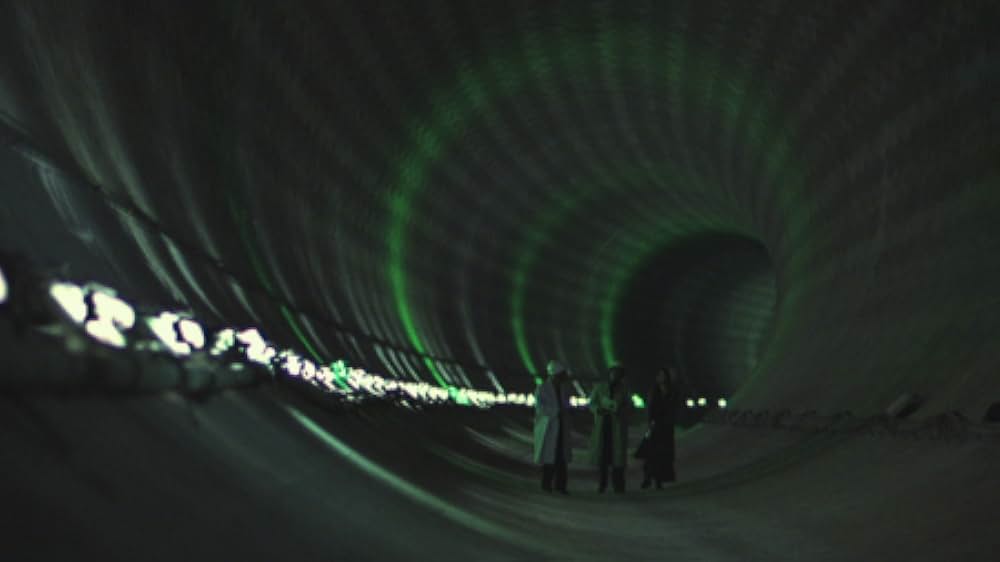 赤い橋の下のぬるい水の画像