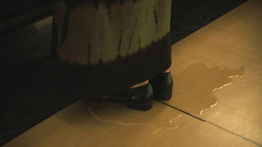 赤い橋の下のぬるい水の画像