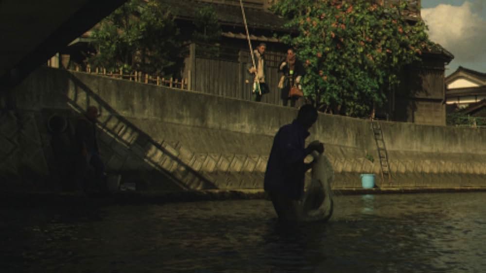 赤い橋の下のぬるい水の画像