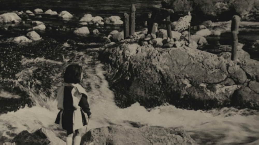 赤い橋の下のぬるい水の画像