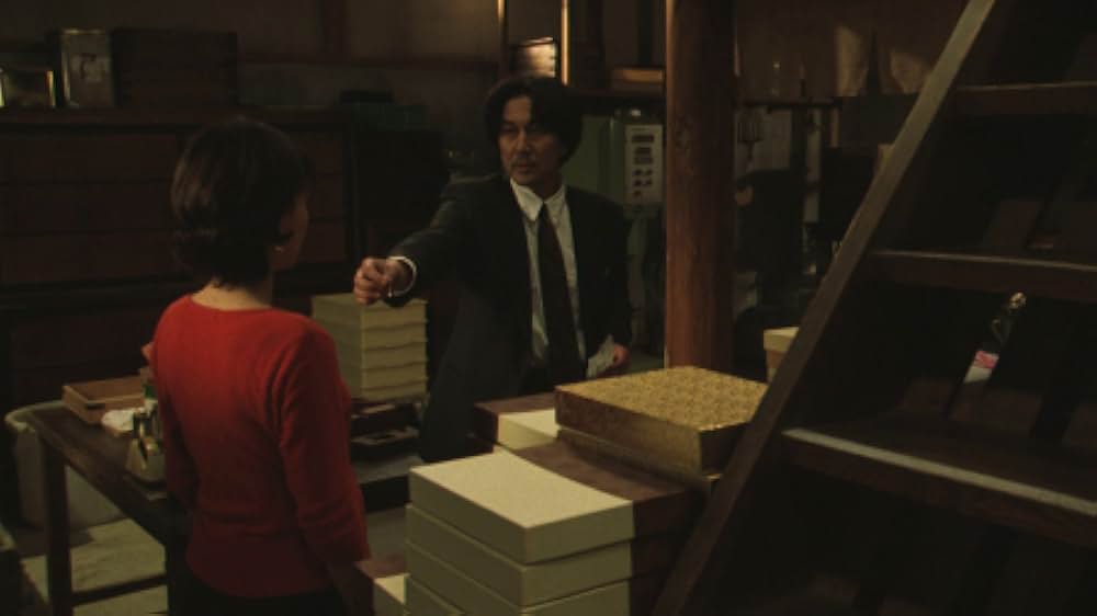 赤い橋の下のぬるい水の画像