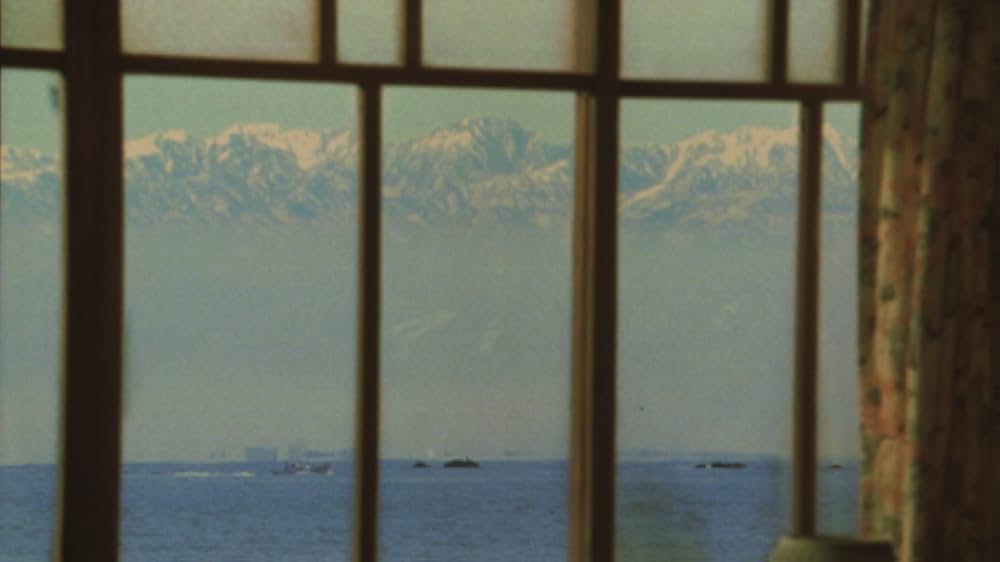 赤い橋の下のぬるい水の画像