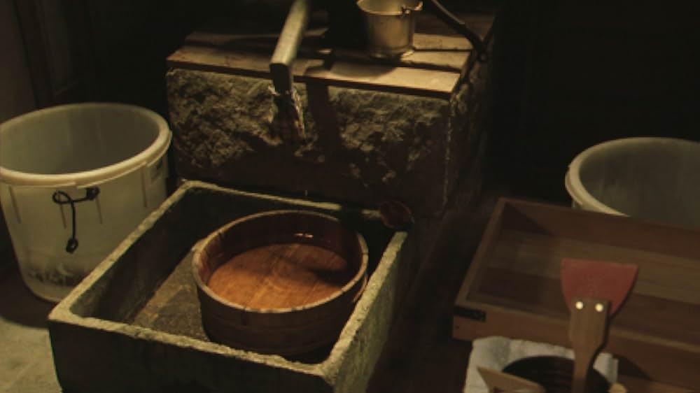 赤い橋の下のぬるい水の画像