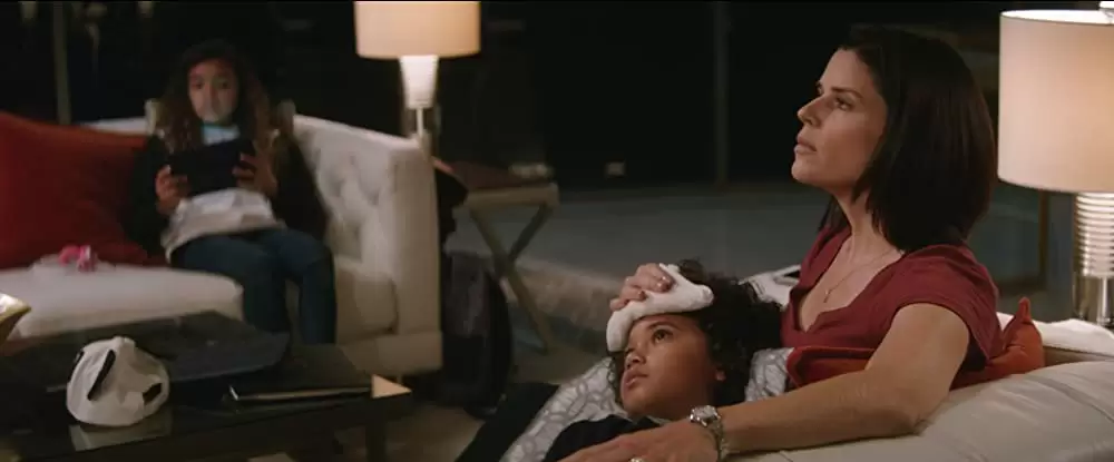 「スカイスクレイパー」ネーブ・キャンベル & ノア・コットレル & マッケンナ・ロバーツの画像