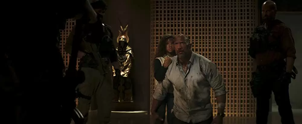 「スカイスクレイパー」ドウェイン・ジョンソン & マッケンナ・ロバーツの画像