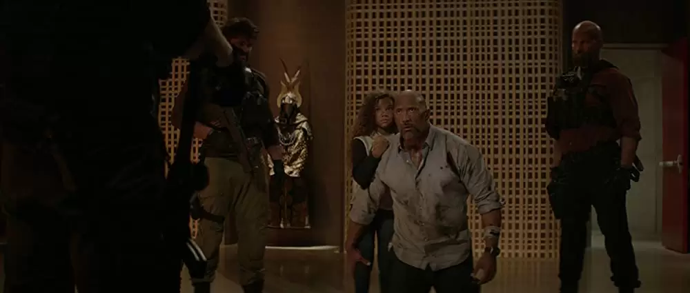 「スカイスクレイパー」ドウェイン・ジョンソン & マッケンナ・ロバーツの画像