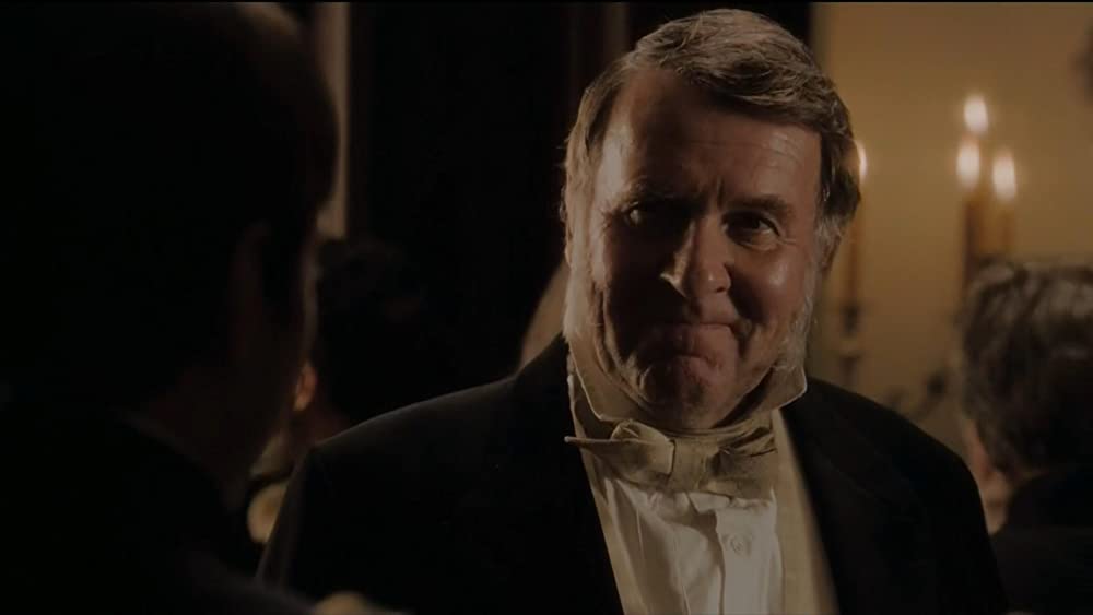 「声をかくす人」トム・ウィルキンソンの画像