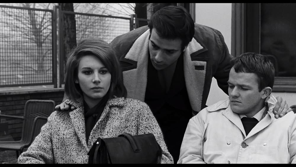 ポケットの中の握り拳の画像