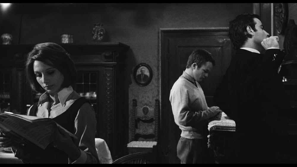 ポケットの中の握り拳の画像