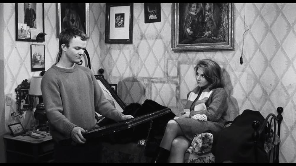 ポケットの中の握り拳の画像