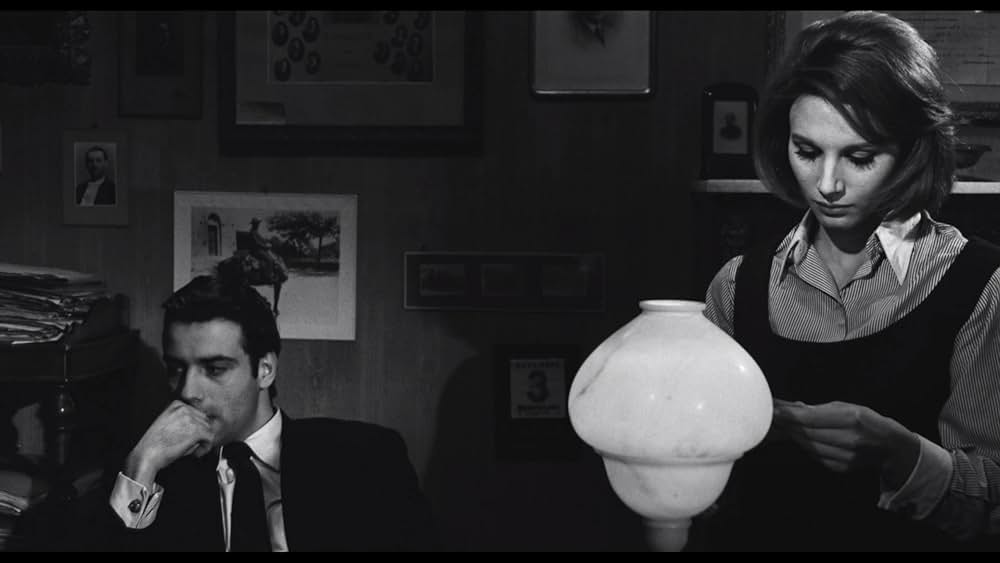 ポケットの中の握り拳の画像